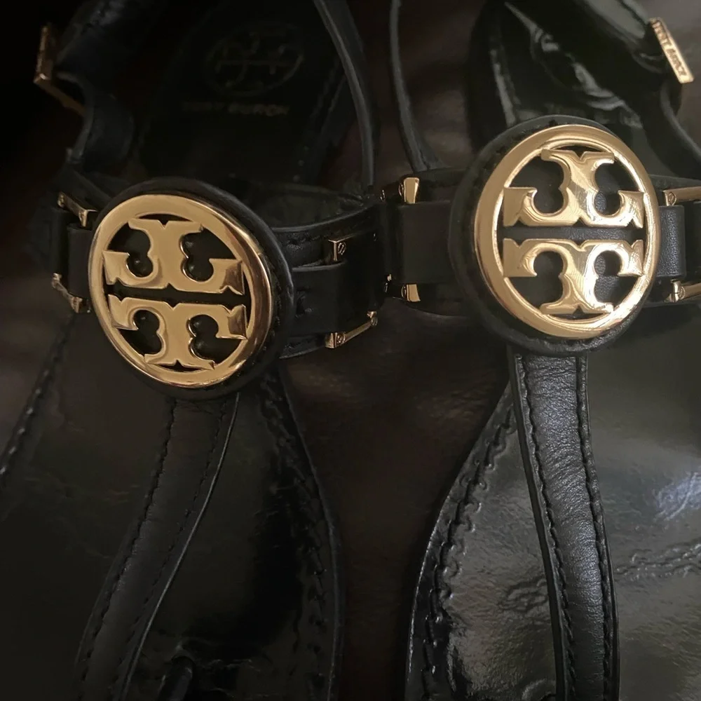 Tory Burch Cassia Black Leather Logo T-Strap Flat Thong Sandals Resortwear 7M